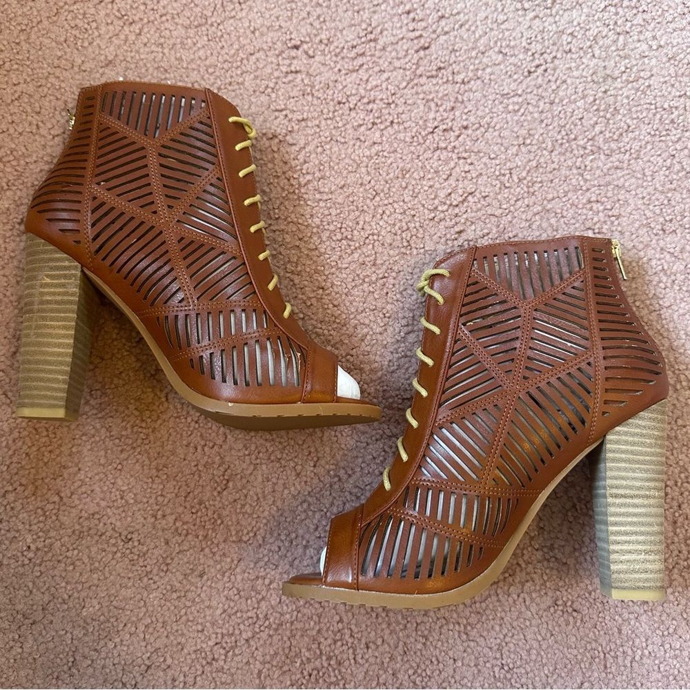 New Chelsea Moreland Cognac Brown Peep-Toe cut out Ankle Boots with Heels 7.5